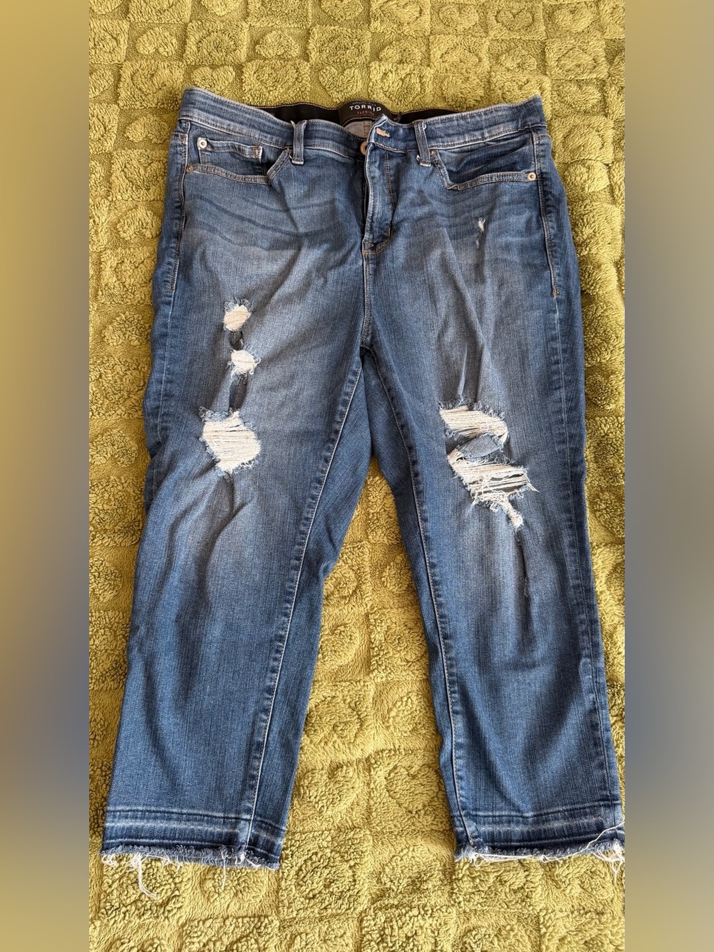Torrid high skinny crop size 18 frayed hem